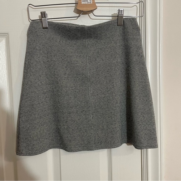 Aritzia mini skirt - Picture 2 of 3